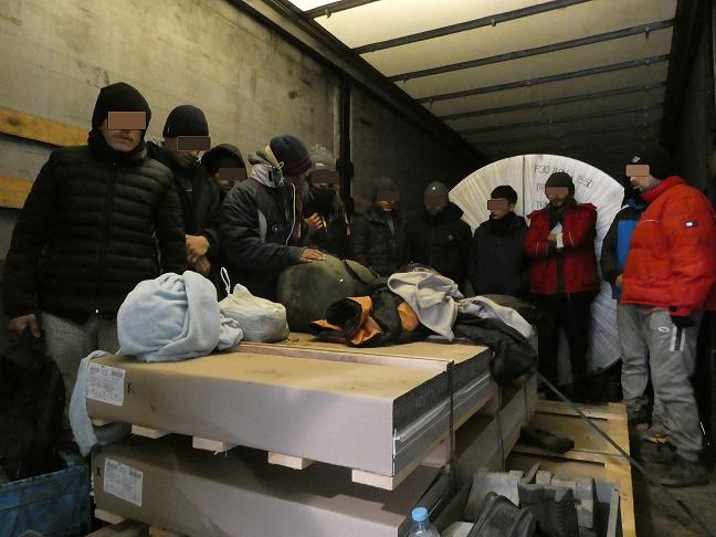 Policisti v tovornjaku našli 14 tujih državljanov, ki so se skušali izmakniti mejni kontroli