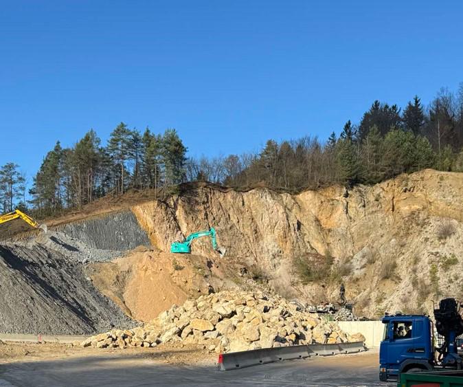 Domnevne nepravilnosti v opuščenem nekdanjem Vegradovem kamnolomu