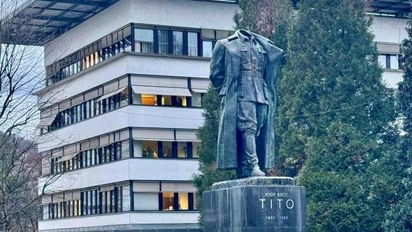 Kip Tita v Velenju ponoči ostal brez glave