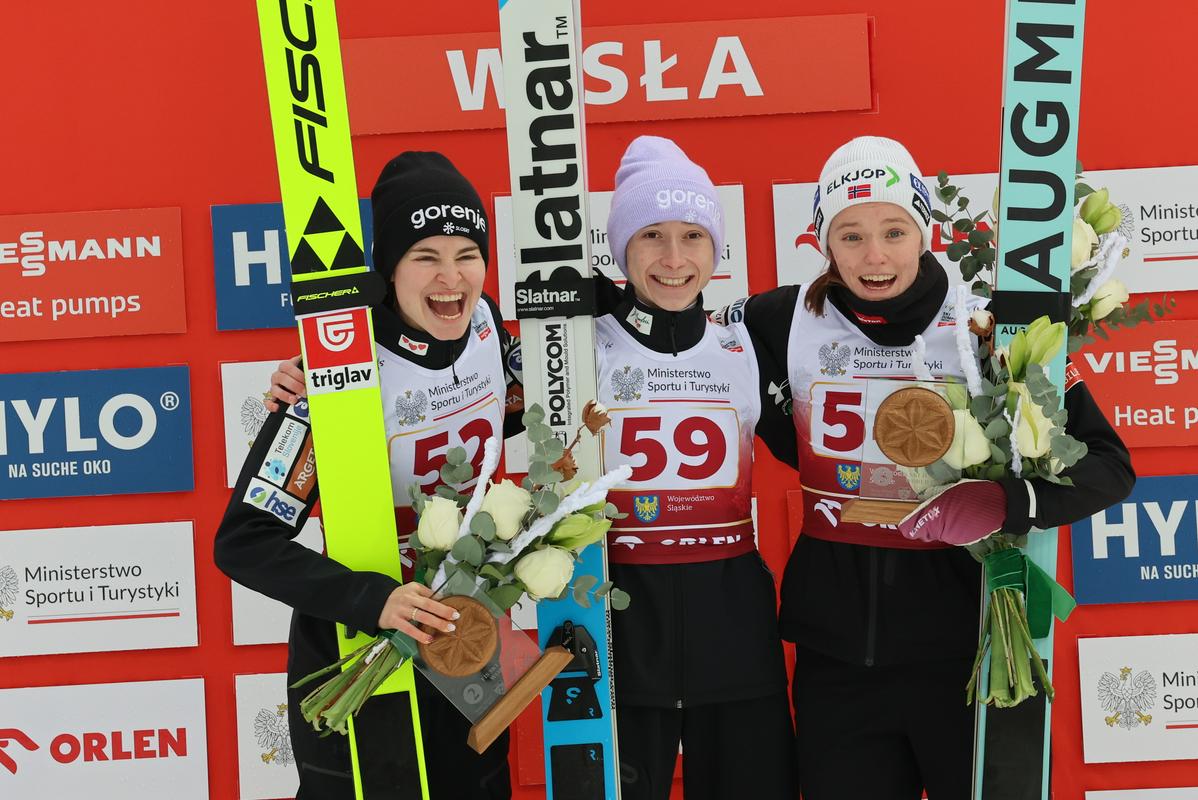 Nika Prevc in Nika Vodan do dvojne zmage v Wisli