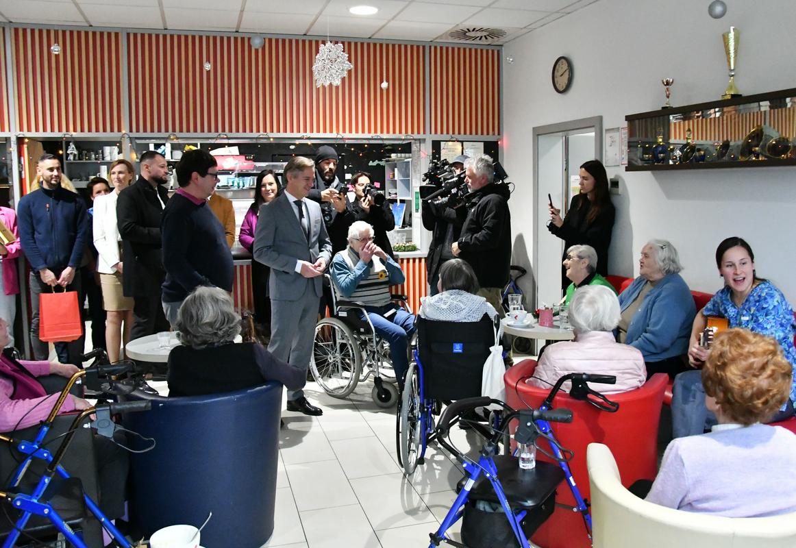 Golob: Položnice v domovih starejših morajo biti 8. januarja nižje