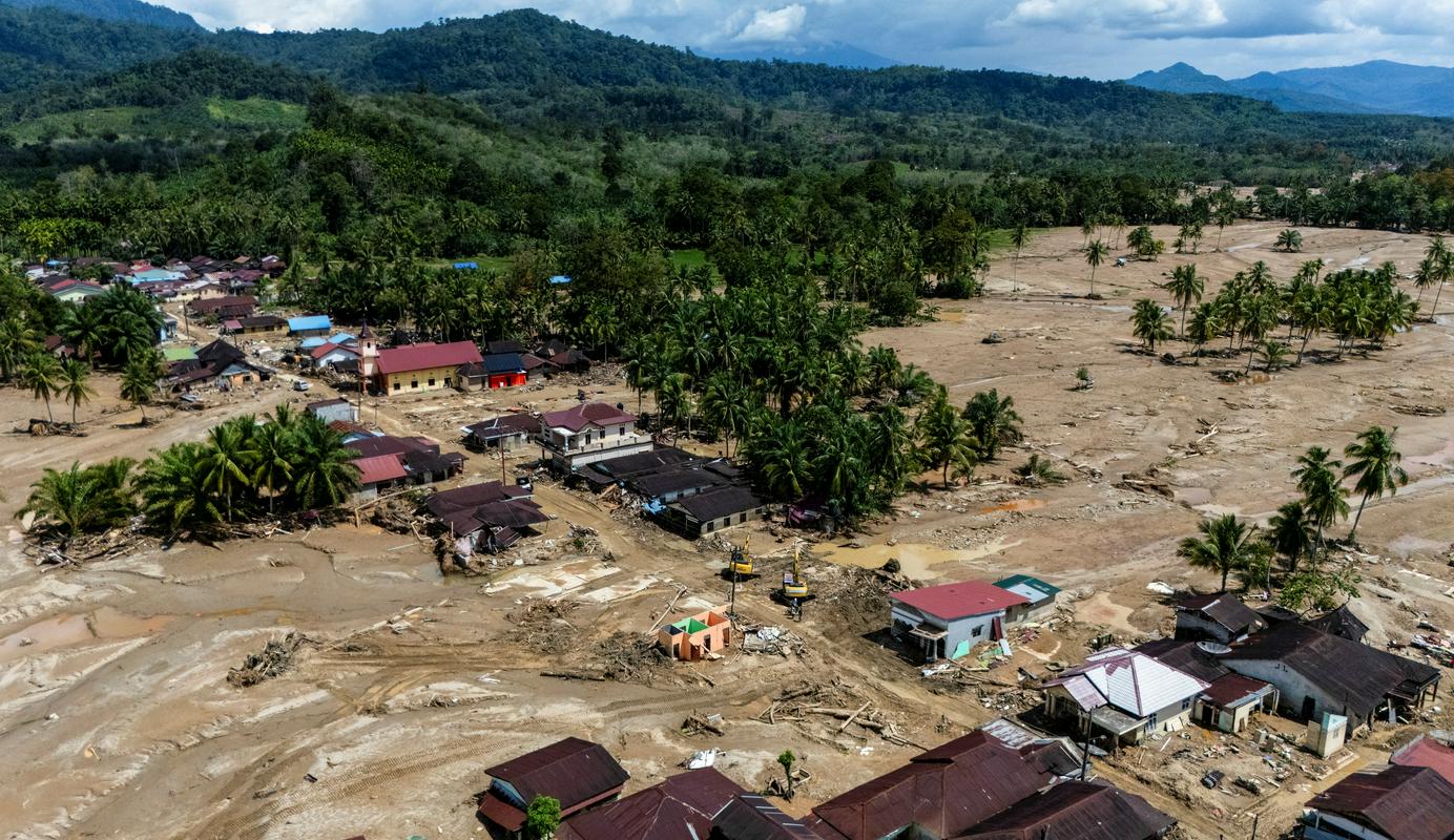 Močno deževje otežuje okrevanje po poplavah v Aziji, v katerih je umrlo najmanj 1770 ljudi