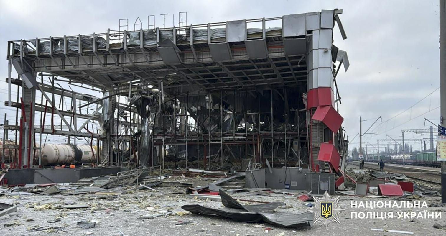 Po ruskih napadih več tisoč Ukrajincev brez ogrevanja