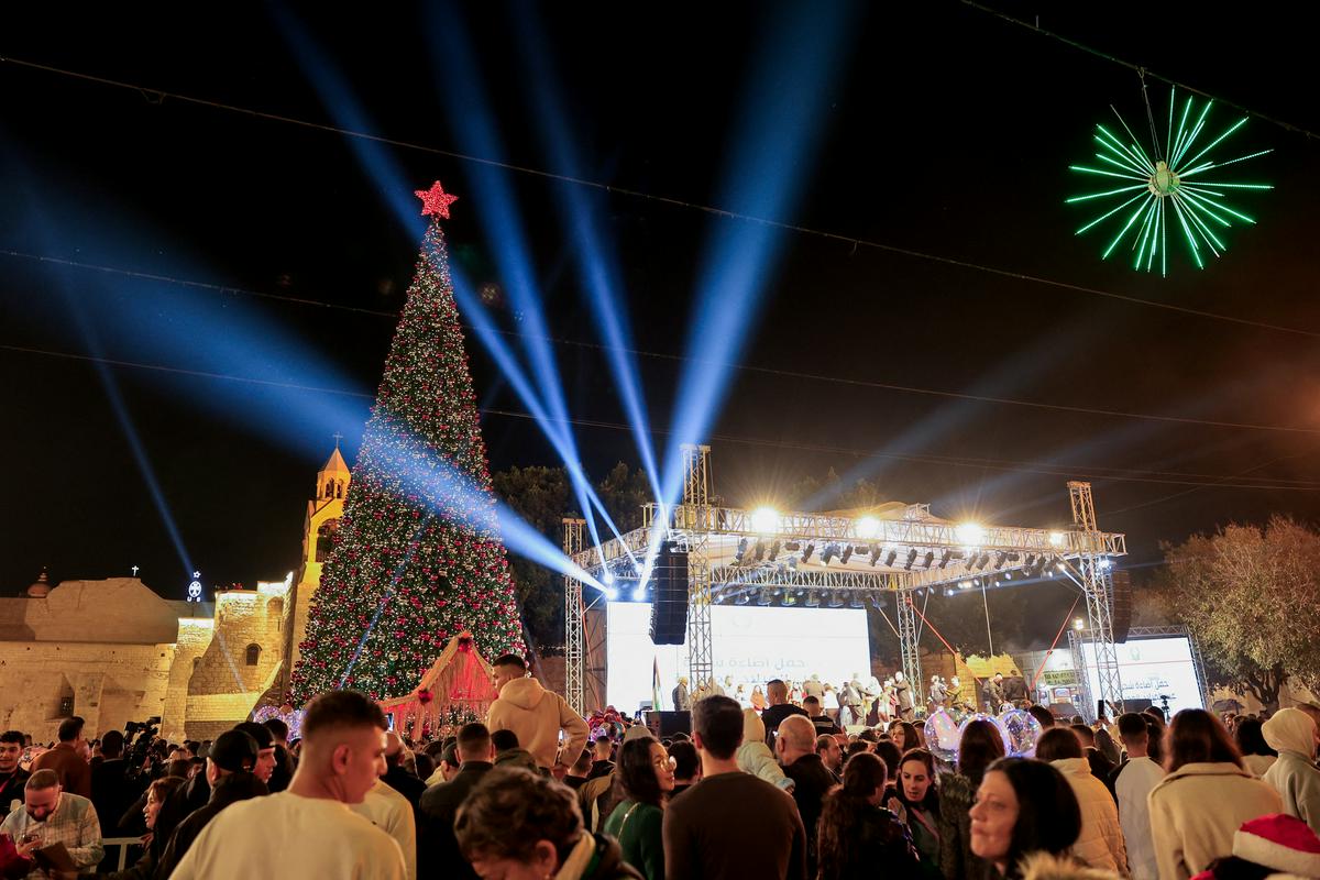 V Betlehemu po dveh letih premora znova postavili mestno drevo in prižgali božične luči