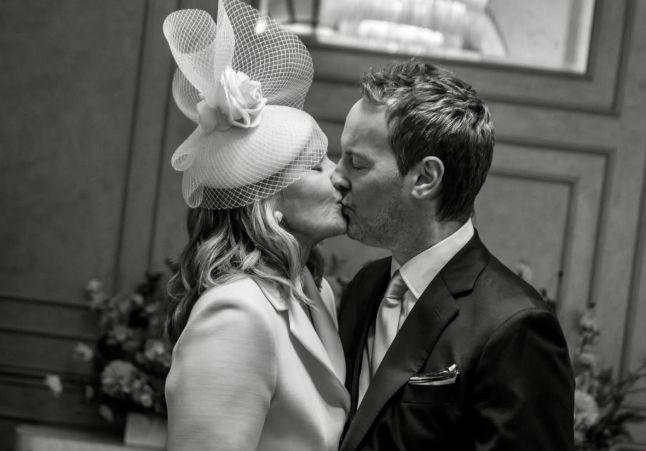 Kim Cattrall se je poročila z dolgoletnim partnerjem Russllom Thomasom