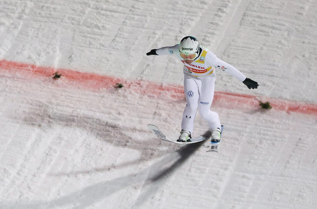 Domen Prevc z izjemnim skokom do vodstva po prvi seriji