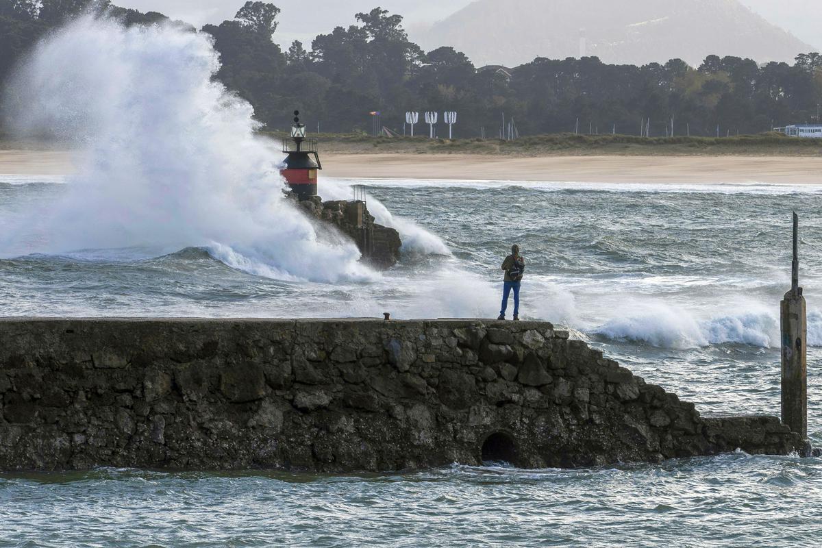 Zaradi visokih valov na Tenerifu umrli trije ljudje
