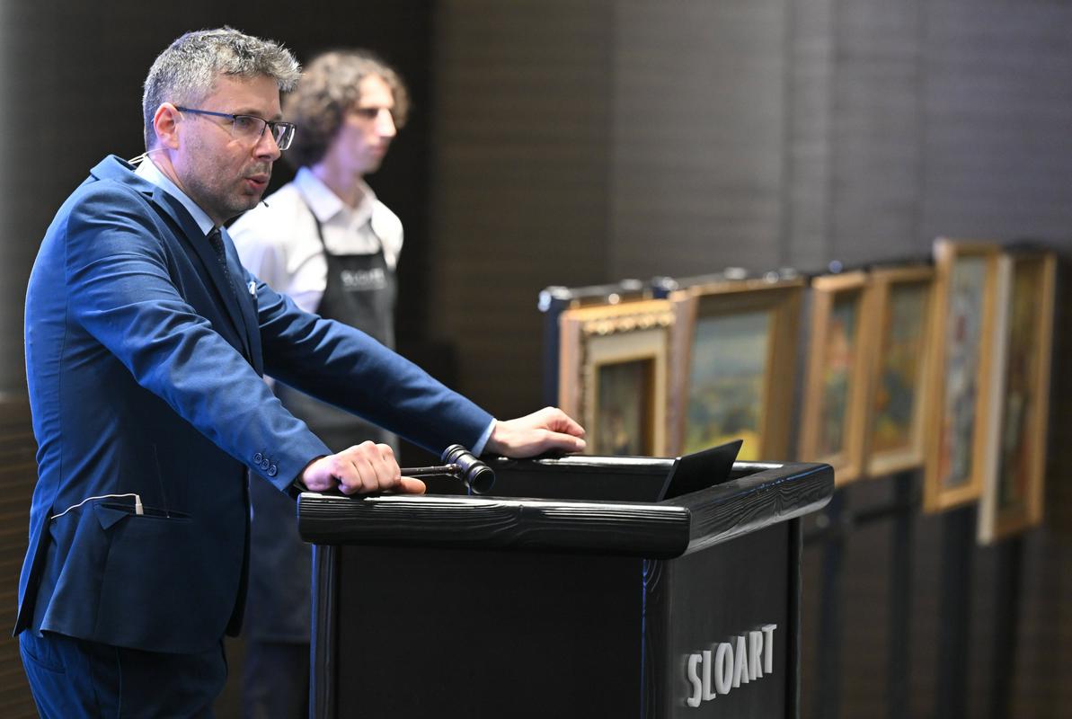 Slovenske umetnine pod dražbenim kladivom: najvišji izkupiček za Kalinov kip, prodan za 9000 evrov