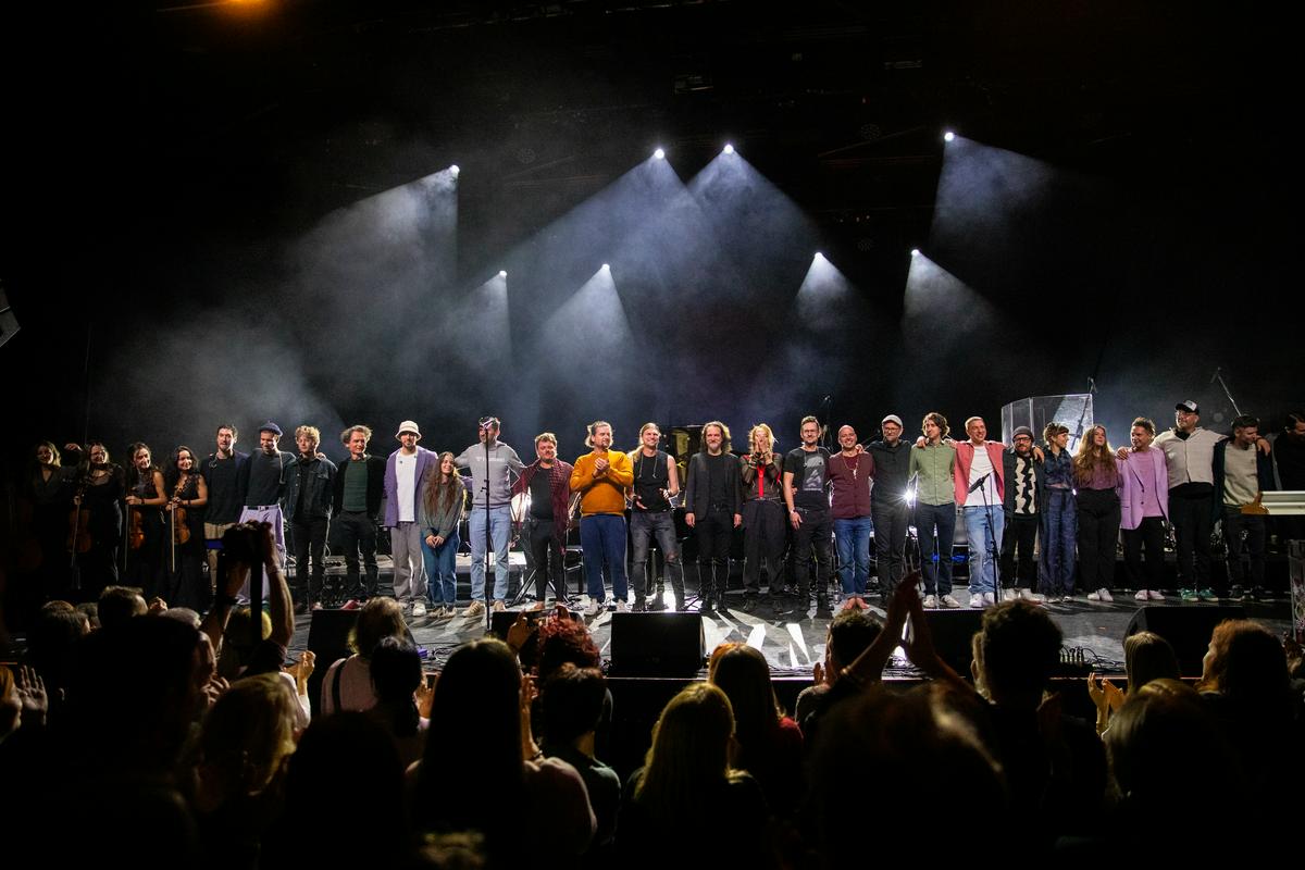 Izštekanih 7 zavzelo razprodano Šiško: večer, ko pravljična sedmica sreča glasbeno nepredvidljivost