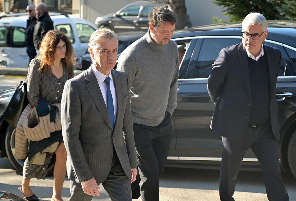 Vlada potrdila kandidate za veleposlanike, premier Golob kritiziral zadržke predsednice republike