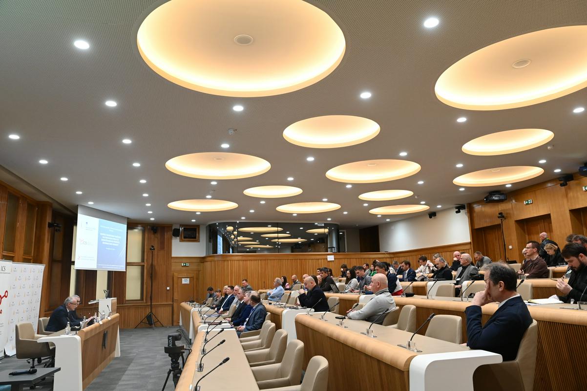 Državni svet bo odločal o zahtevi za zadržanje dela zakona, ki nalaga izplačilo zimskega regresa