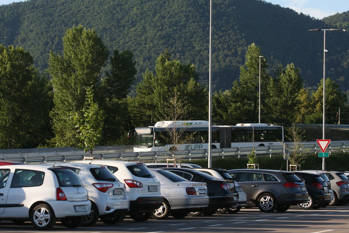 V Ljubljani se zapirajo nekatera večja parkirišča; mesečni najemi parkirišč skoraj nemogoči