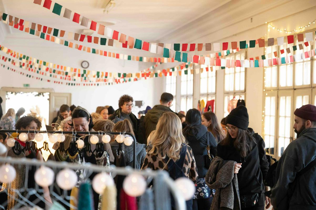 Butični bazar na obrobju centra, ki združuje lokalno umetnost, rokodelstvo, ustvarjalnost