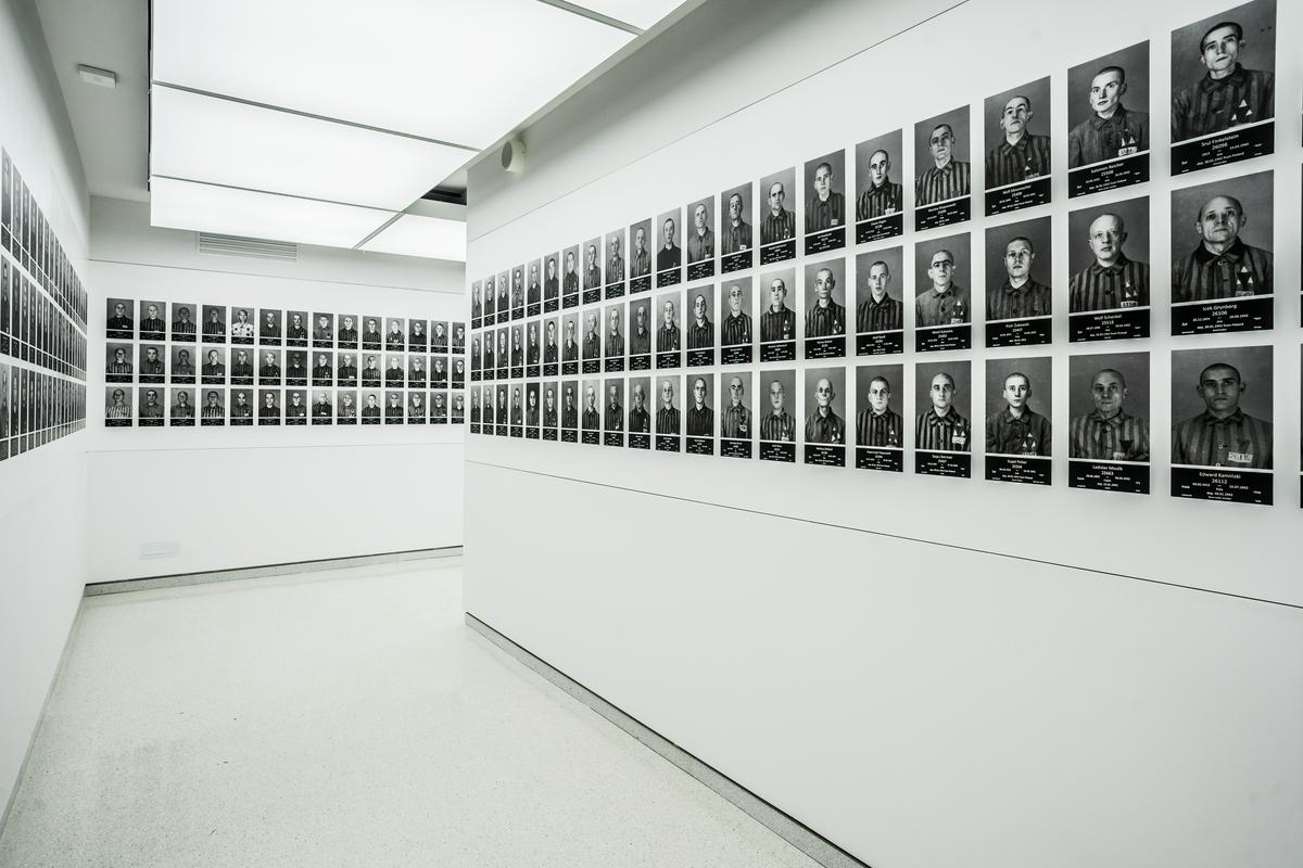 Izkušnje taboriščnikov v blokih 8 in 9: prvi del nove glavne razstave v muzeju Auschwitz-Birkenau