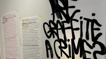 Od grafita lubenice na propadajoči avtobusni postaji do razstave Zločin in sadež