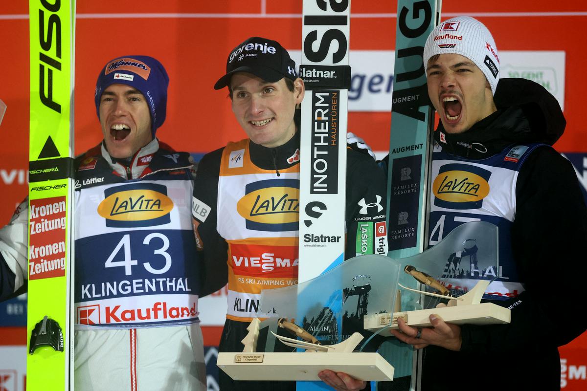 Domen Prevc s 25,5 točke naskoka za popolni dan družine Prevc