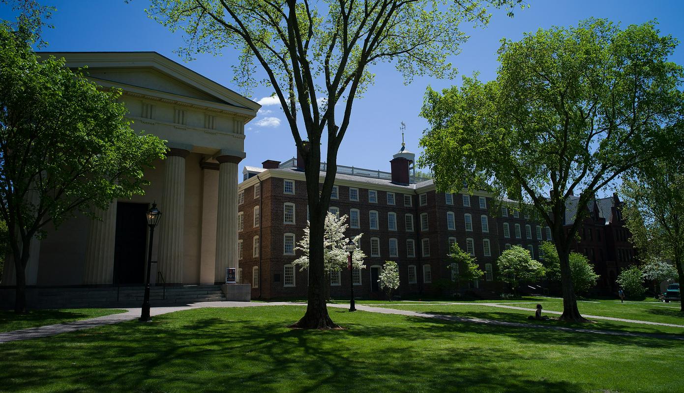 V strelskem napadu na Univerzi Brown ubita dva študenta, storilec je na begu