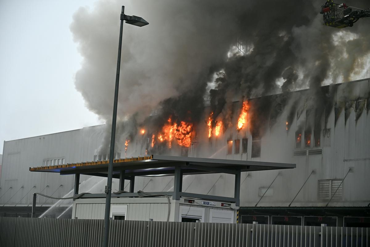 Skladišču Spara v ljubljanskem nakupovalnem središču BTC zajel požar