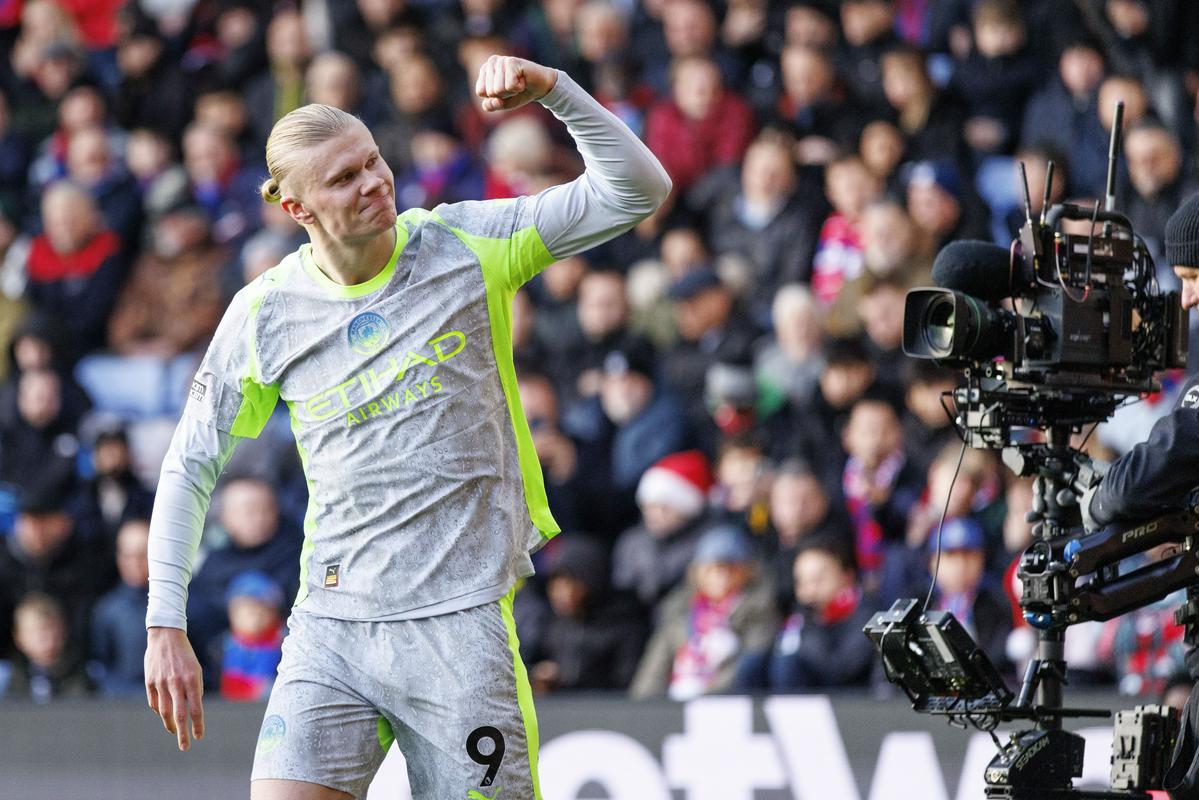 City z dvema goloma Haalanda še naprej diha za ovratnik topničarjem