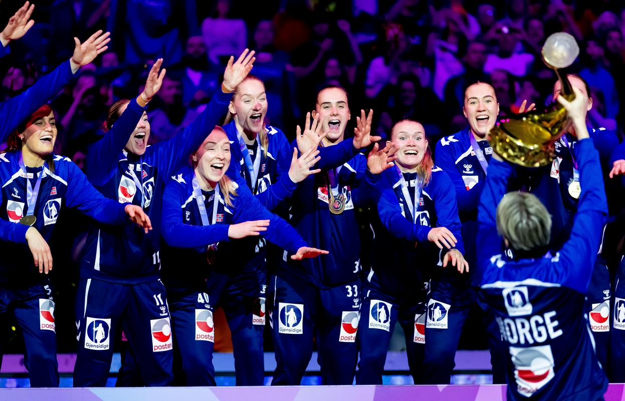 Norvežanke s 45-letno Katrine Lunde znova na vrhu sveta