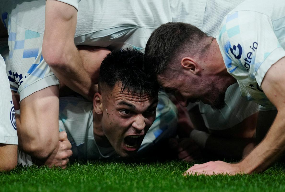 Inter po spodrsljajih Milana in Napolija znova na vrhu