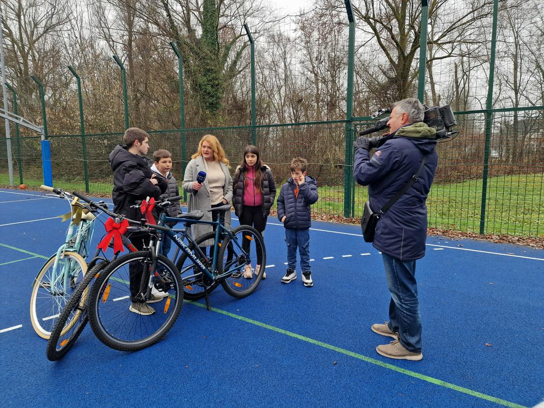 Kolesa iz serije Takšno je življenje podarili Mladinskemu domu Malči Beličeve