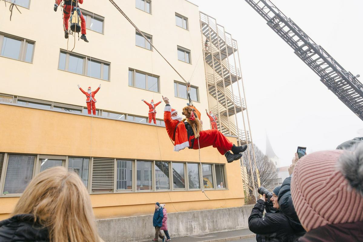 Mlade bolnike v Mariboru tradicionalno obiskali Božički