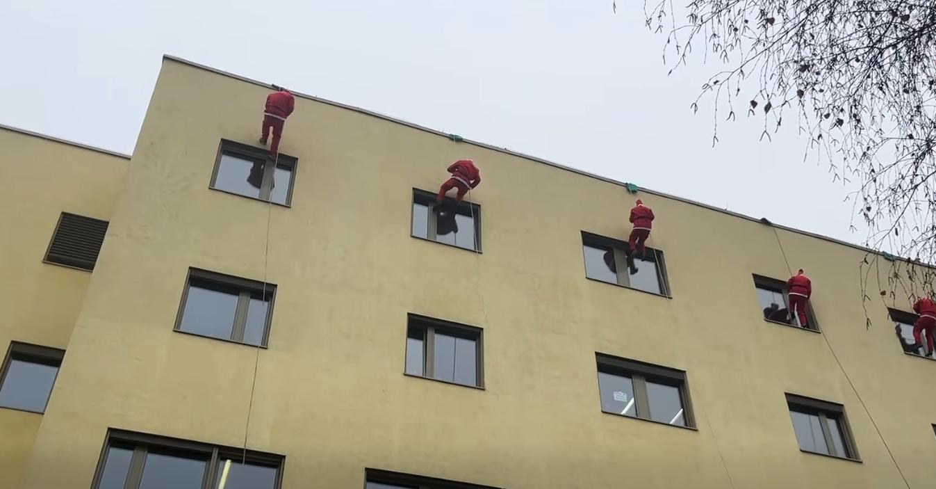 Božički s spustom razveselili otroke v UKC Maribor že 13. leto