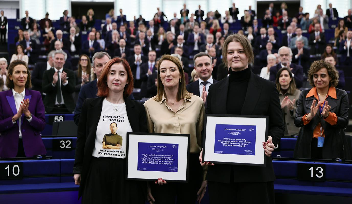 Nagrado Saharova podelili zaprtima poljsko-beloruskemu novinarju in gruzijski novinarki