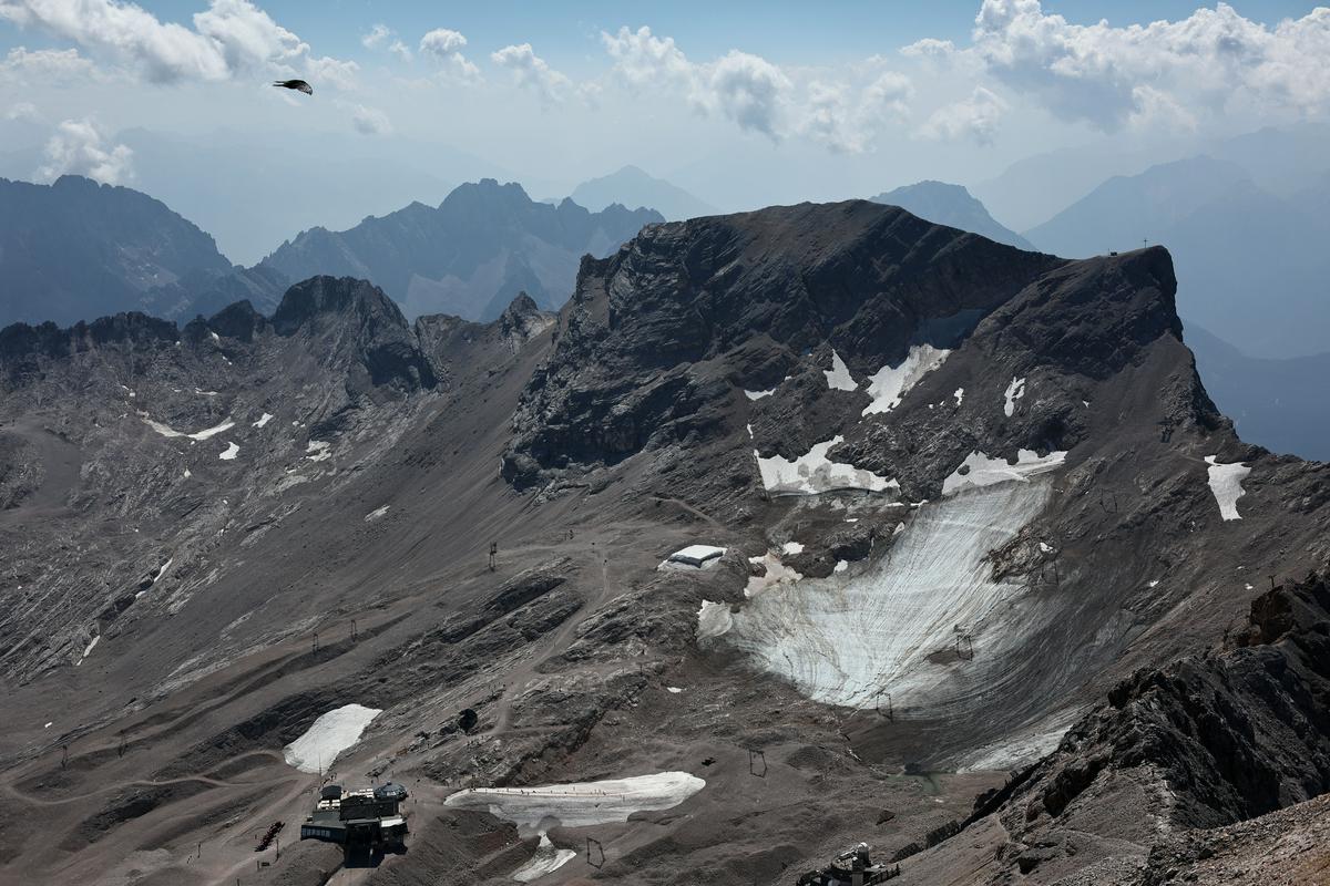 Znanstveniki opozarjajo: Do sredine stoletja bi lahko izginjalo do 4000 ledenikov letno