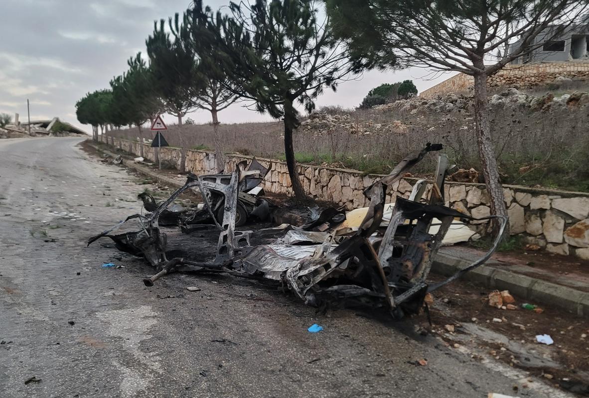 V novih izraelskih napadih na Libanon kljub dogovoru o prekinitvi ognja ubita dva človeka