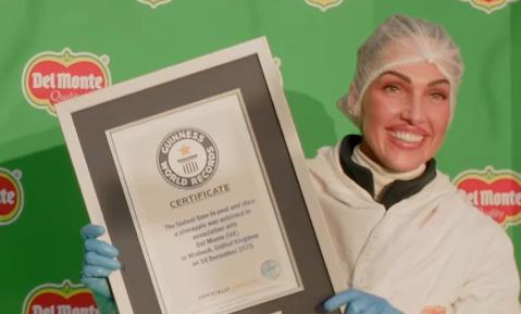 Slovakinji spretnost v lupljenju in rezanju ananasa prinesla naziv Guinnessove rekorderke