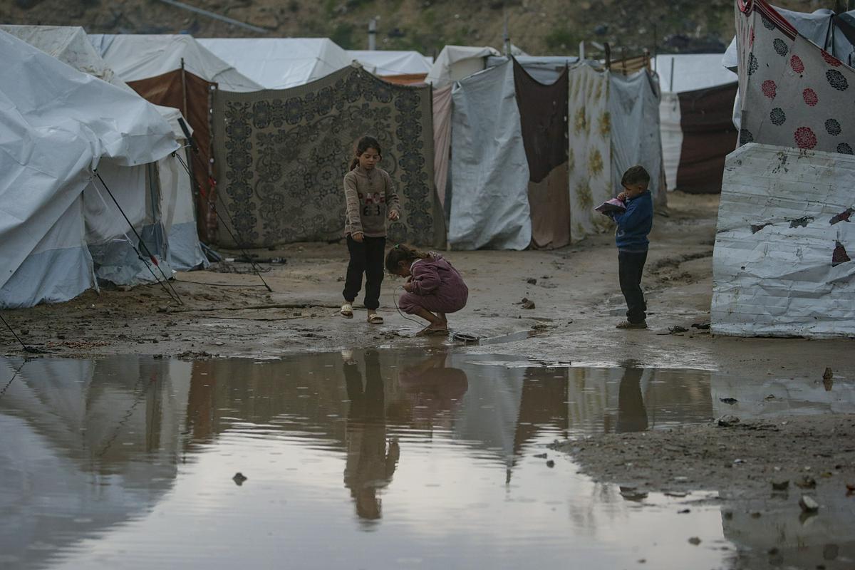V Gazi se je v neurju porušilo več kot 100 stavb. Izrael nadaljuje z obstreljevanjem.