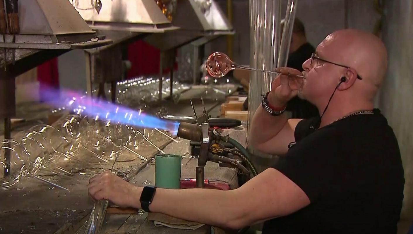 V poljskem mestu uspešno ohranjajo tradicijo izdelovanja okraskov iz pihanega stekla