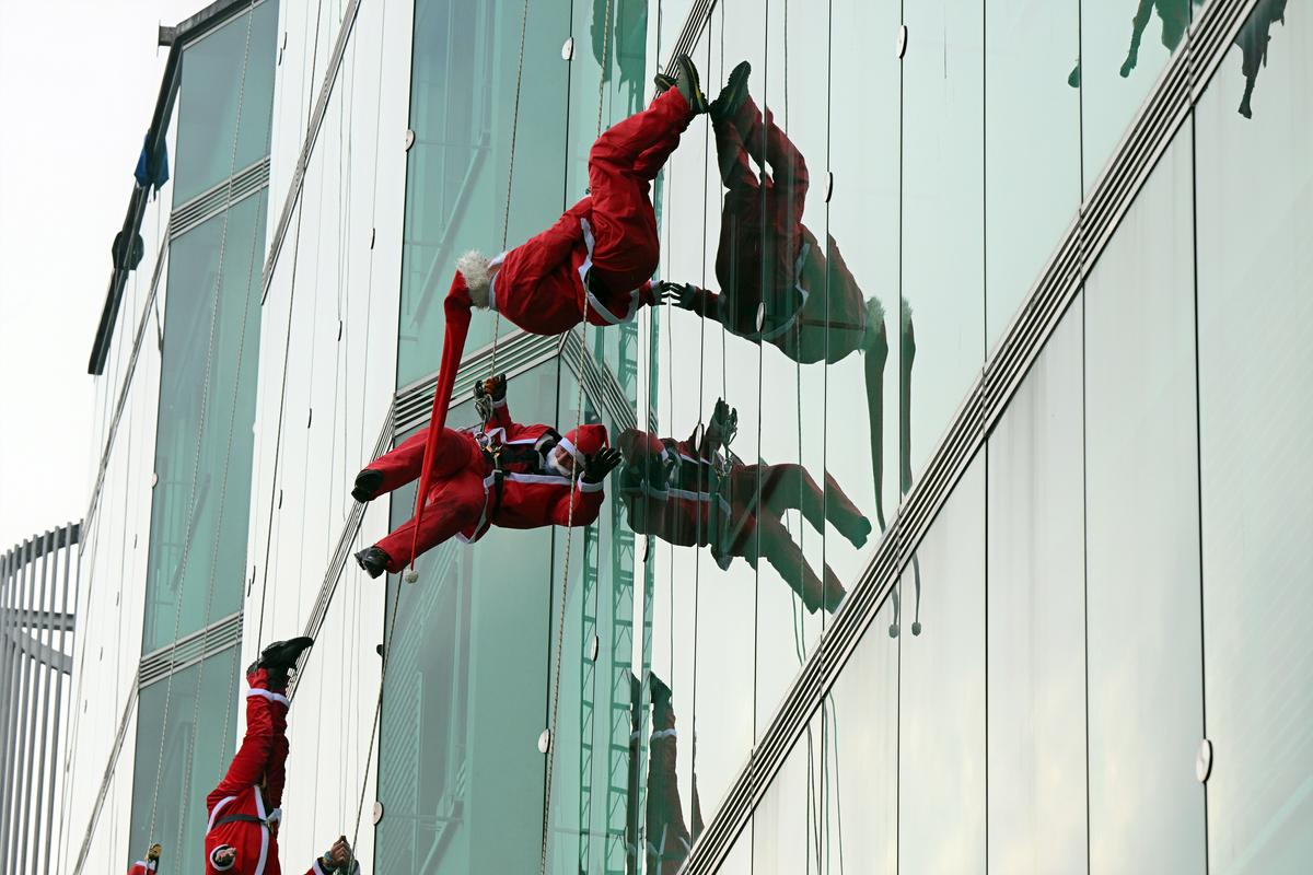 Božički med spustom z ljubljanske pediatrične klinike širili veselje z uganjanjem norčij