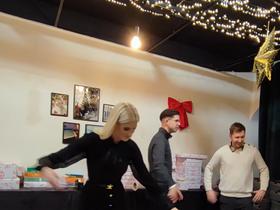 Zavijanje daril v Božičkovi tovarni daril. Foto: Tanja Mojzer