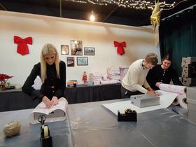 Zavijanje daril v Božičkovi tovarni daril. Foto: Tanja Mojzer