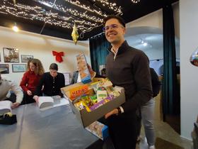 Darilo lahko prinesete osebno ali donirate sredstva preko spletne strani in ga zavijejo v Božičkovi tovarni daril. Foto: Tanja Mojzer