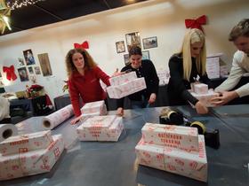 Zavijanje daril v Božičkovi tovarni daril. Foto: Tanja Mojzer