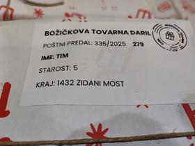 Osebni podatki so skrbno varovani, na kuverti je zapisano samo ime otroka in starost. Ideja je, da otrok resnično verjame v božička, ki mu je darilo dostavil osebno. Foto: Tanja Mojzer