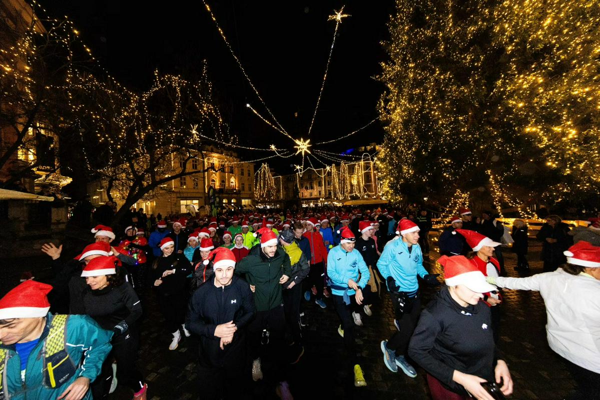 Tekači v Božičkovih kapah še pospešili utrip praznične Ljubljane