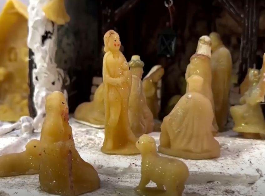 Koroški Slovenec Rihard Dobnig je v 30 letih izdelal že več sto jaslic iz čebeljega voska