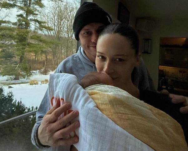 Pete Davidson in Elsie Hewitt sta svetu predstavila svojo prvorojenko Scottie Rose Hewitt Davidson