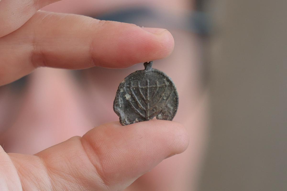 V Jeruzalemu našli 1300 let star obesek s simbolom menore