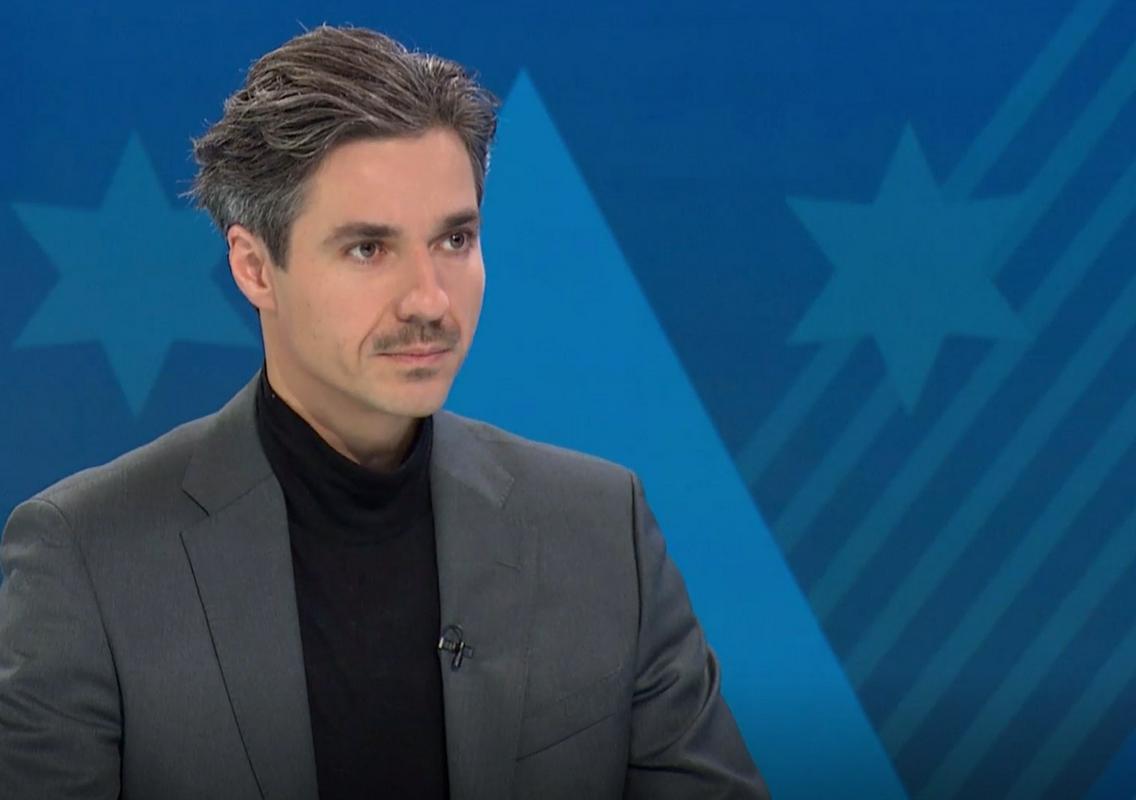 Mesec: Desni mediji Miho Kordiša prikazujejo v izjemno pozitivni luči