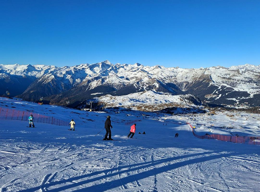 Ob odprtju smučišč naval Poljakov in brezbrižnost francoskih žičničarjev