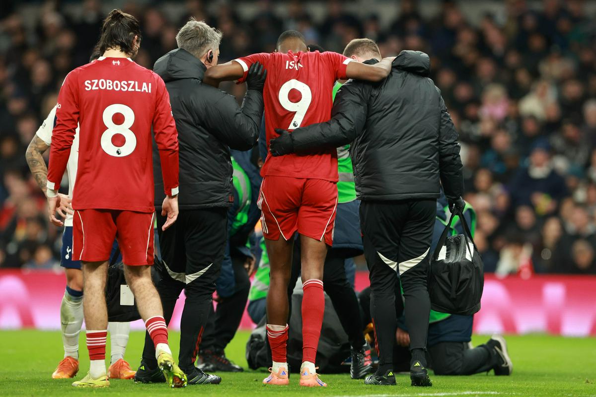 Isak bo po operaciji levega gležnja počival več mesecev