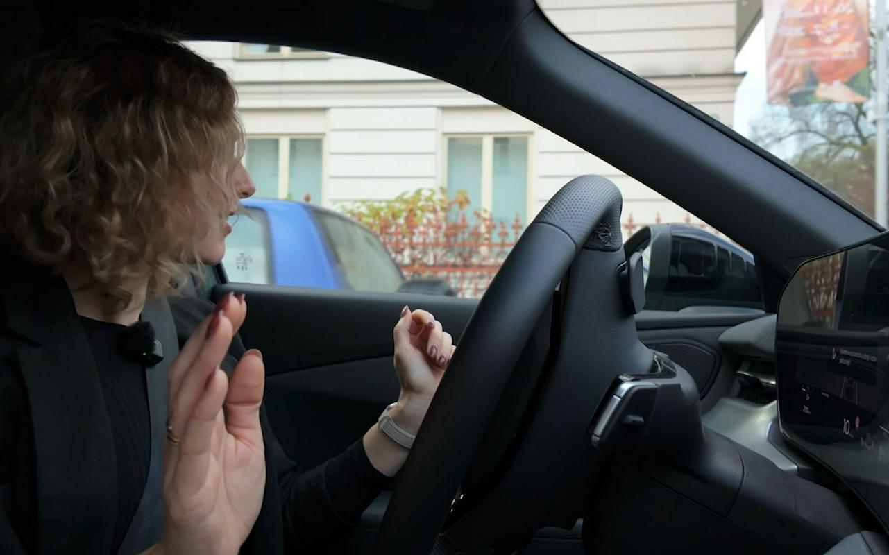 Volan smo med parkiranjem zaupali avtomobilu