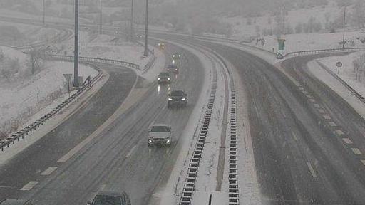 Promet na Hrvaškem ovirata sneženje in burja, težave tudi v pomorskem prometu