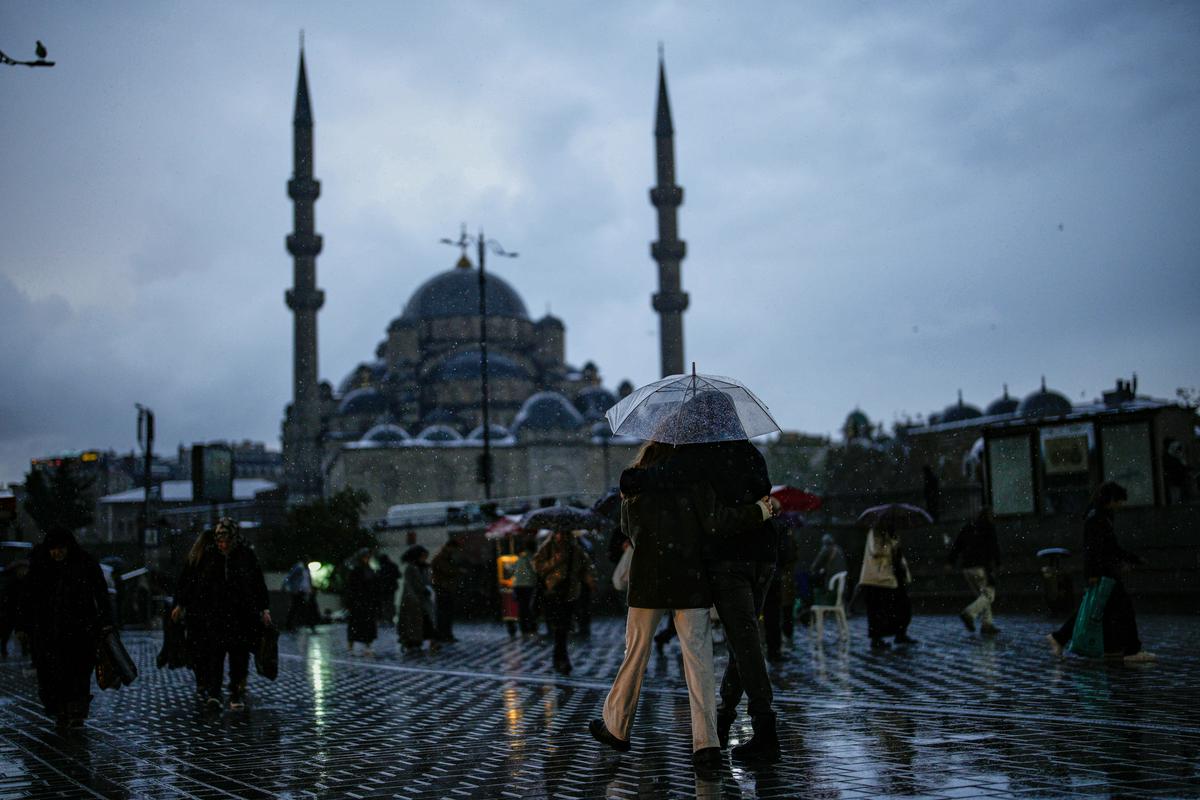 V Carigradu aretirali 115 domnevnih pripadnikov Islamske države